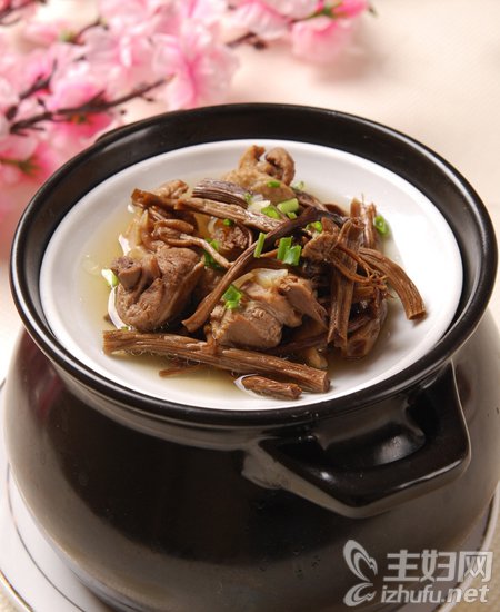 孕妇吃什么好 孕妇食谱茶树菇老鸭汤的做法