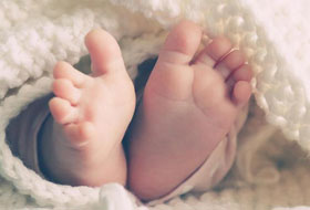 新生儿睡觉要穿袜子吗 新生儿睡觉穿袜子利弊及注意事项