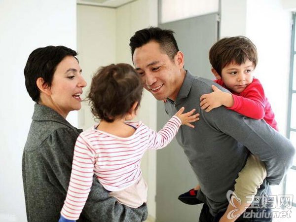 刘烨带儿女大跳搞怪舞引关注 适合爸爸陪孩子玩的游戏有哪些