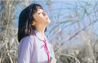男生晚上脱靓女的衣服 大学里靓女主动坐上来