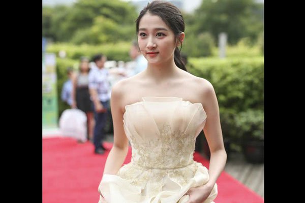 关晓彤走光露黑点 关的腿属于不直溜略微饱满的女孩腿