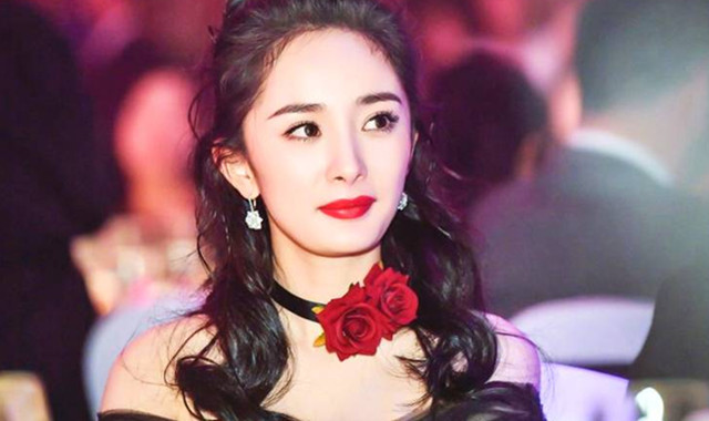 杨幂被问发际线 巧妙回答将视线转向阮经天