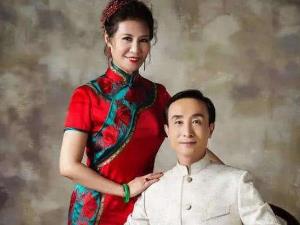 巩汉林全家福曝光 星二代巩天阔高颜值老婆黄一惠资料