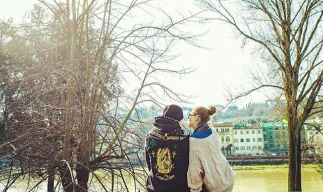 周杰伦晒与昆凌背影照 深情宠妻好老公