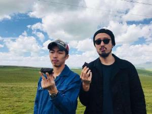 章宇索吻王传君 两人街头亲嘴被调侃基情满满揭真实关系