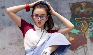 小花衣品战：别看祖儿年纪小，关晓彤罗圈腿？关关跟剧里反差太大