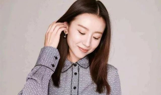 如今的董洁也即将奔四了，这“水蛇腰”也是绝了