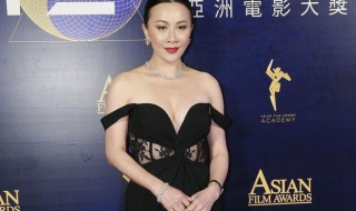 别看刘嘉玲的年纪大了！晚礼服肩带滑落都能淡定，网友：女王威武