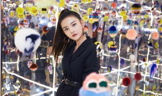 把自己打扮得如此老气成熟？大红唇配西装裙连关晓彤都比她年轻