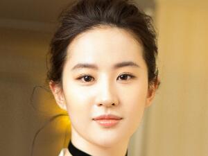 刘亦菲陈金飞聚餐 母女俩与干爹陈金飞相谈甚欢画面其乐融融