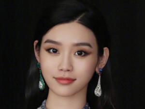 奚梦瑶回应高调求婚 属于被动听了何猷君的话才答应
