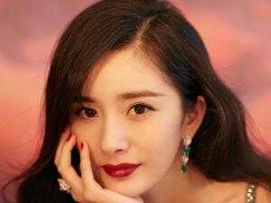 杨幂为小糯米庆生 赴港和女儿团聚尽母亲职责