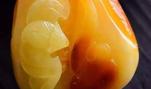 蜜蜡鉴别的简单方法 让你买到真正的宝石