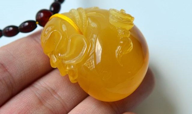 蜜蜡如何鉴别真假 教大家4个简单的方法