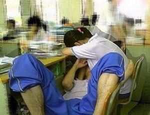 初中早恋接吻摸胸 家长如何巧妙应对