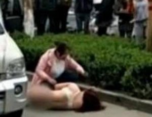 误当小三当众扒衣 当街打小三的行为过于野蛮