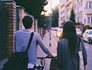 男生帮女生系鞋带的含义 男生做哪些事会让女生有安全感