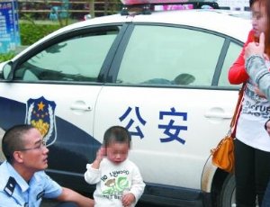 7岁娃追车两公里 粗心妈妈落下儿子