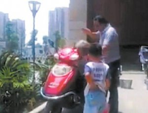男子殴打痴呆母亲 “久病床前无孝子”该理解？