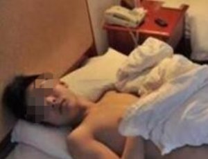 男子为还债拍裸照坑亲爹