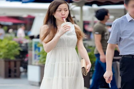 女性雪纺吊带连衣裙搭配鱼嘴凉鞋 有种优雅飘逸感十足
