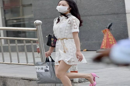 女人蕾丝连衣裙搭配中跟鞋 展现时尚优雅面的