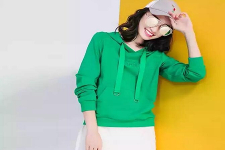 女人服饰开春时尚卫衣 能搭配出青春减龄效果