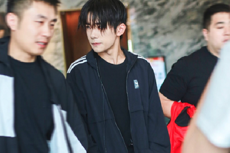 TFBoys易烊千玺湿发造型惊艳绝伦 粉丝：四字弟弟未来可期