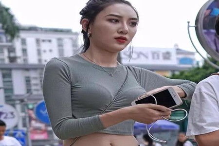 女人长袖体恤搭配牛仔黑裤 能展现那种霸气形象