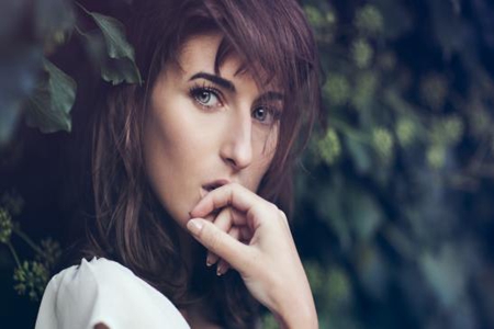 女性眼睛干涩是怎么回事？生活里注意这些威胁眼睛的劲敌