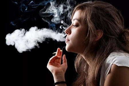过度吸烟或致失明 吸烟伤肺促癌还伤害眼睛