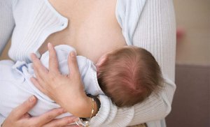 产后坚持母乳喂养 母乳不浓很清怎么回事 奶水清淡代表没营养吗