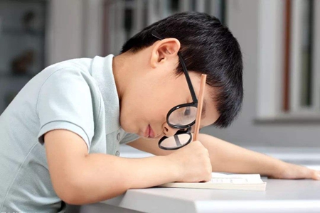 孩子近视了怎么恢复？2个视力恢复黄金期家长要知道