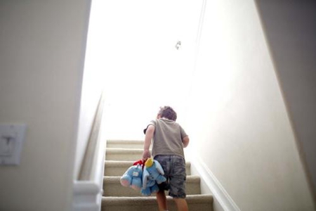 孩子得了儿童孤独症怎么办？儿童孤独症症状与治疗方法