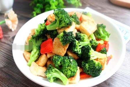 西兰花怎么做好吃？香煎豆腐炒西兰花营养好搭配