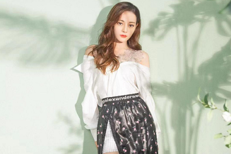 迪丽热巴穿STELLA LUNA高跟鞋亮相 白皙香肩尽显性感