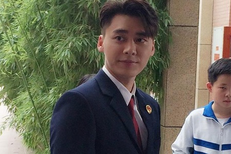 李易峰检察官造型曝光 一身正气简直是行走的衣架