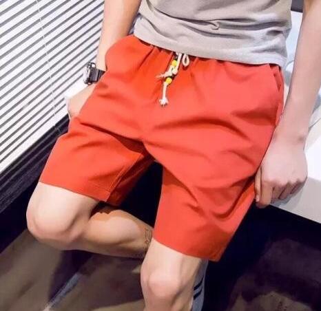 对一些年龄比较小的男生来说 男生橘红色短裤怎么搭配上衣