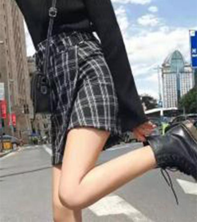 现在天气开始逐渐变冷了 身材不好的女生怎么穿衣服？