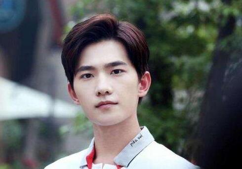 对于一些个子比较高的男生来说 2021高个子适合什么发型男