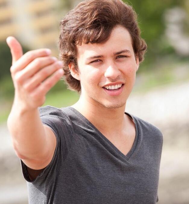 就是有一些男生的身材是保持的比较不错的 头大的男生怎么穿衣服