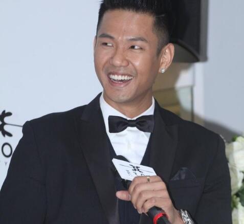 都说一白遮百丑 皮肤黑的男生适合穿什么颜色衣服好看？