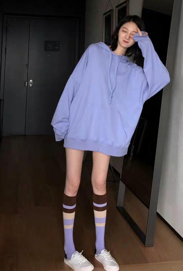 转眼间时间已经来到了十一月 卫衣下面配什么好看图片