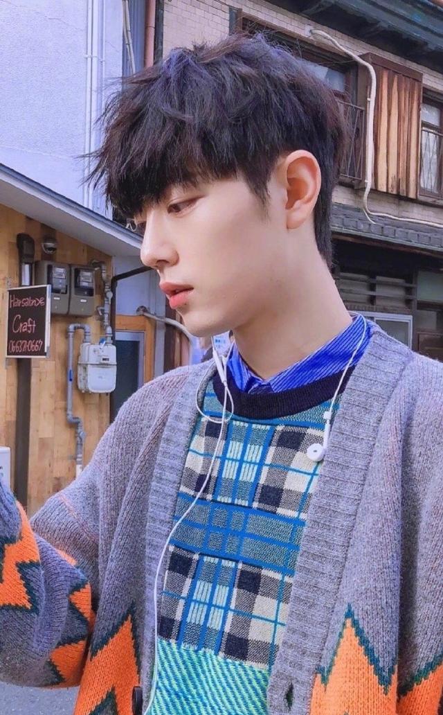 进入秋天以后 男生毛衣怎么搭配衣服好看图片大全
