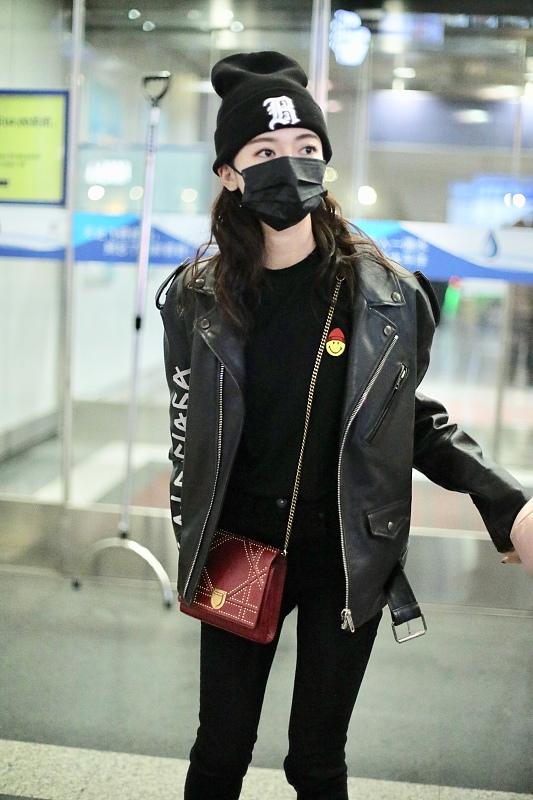 连续的几场雨让大家身上的衣服都变得厚了起来 今年秋天穿什么好看？