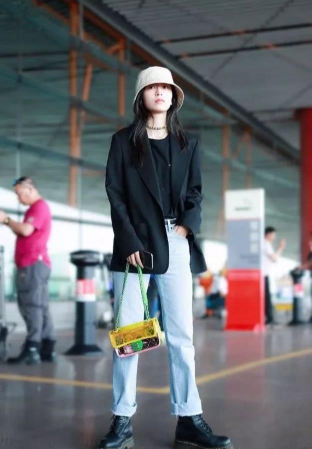 转眼间秋天已经过去一大半了 西装外套怎么配牛仔裤好看？