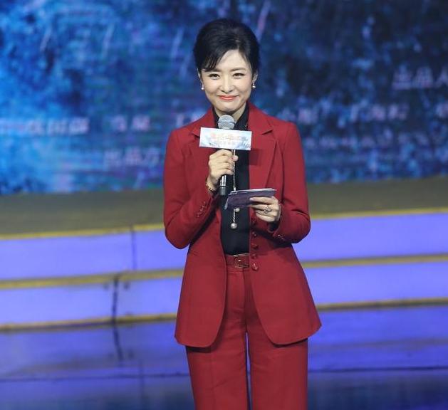 周涛这个名字大家一定不陌生 成熟女性穿什么衣服？