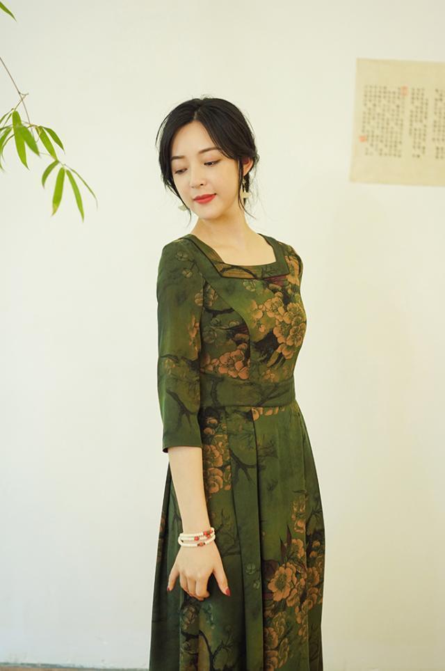 女人到了一定的年龄 中式古典长裙子图片