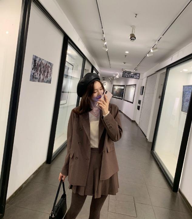 现在很多女孩子在身材上会严格要求自己 配裙子穿什么上衣好看？
