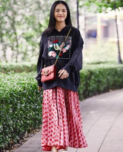 眨眼间 奔四的女人穿什么衣服好看？